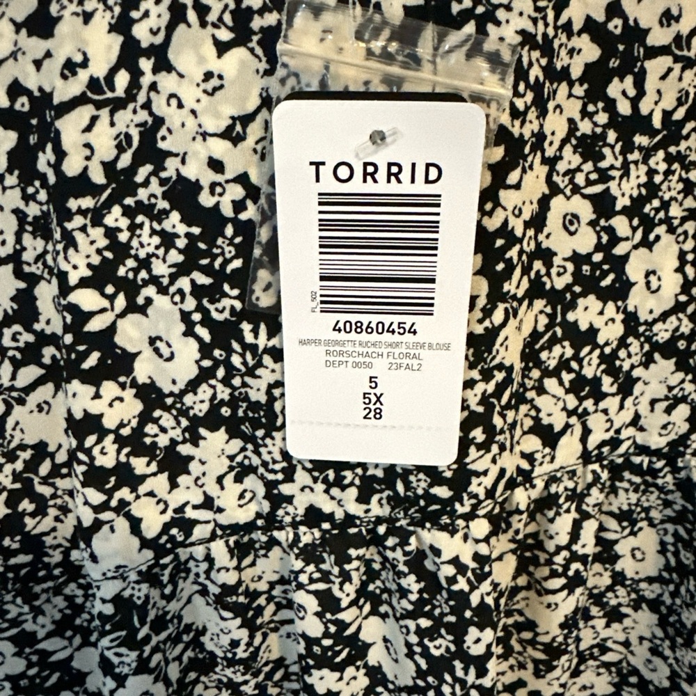 Torrid‎ NWT Harper Georgette Ruched ShortSleeve Blouse Rorschach Floral Size 5X - Picture 8 of 14